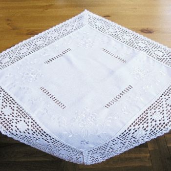 Decke 85 x 85 weiß Stickerei mit Häkelspitze