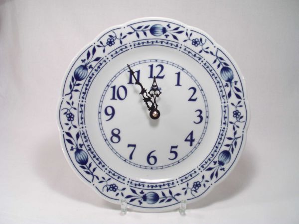 Wanduhr Triptis Zwiebelmuster Porzellan