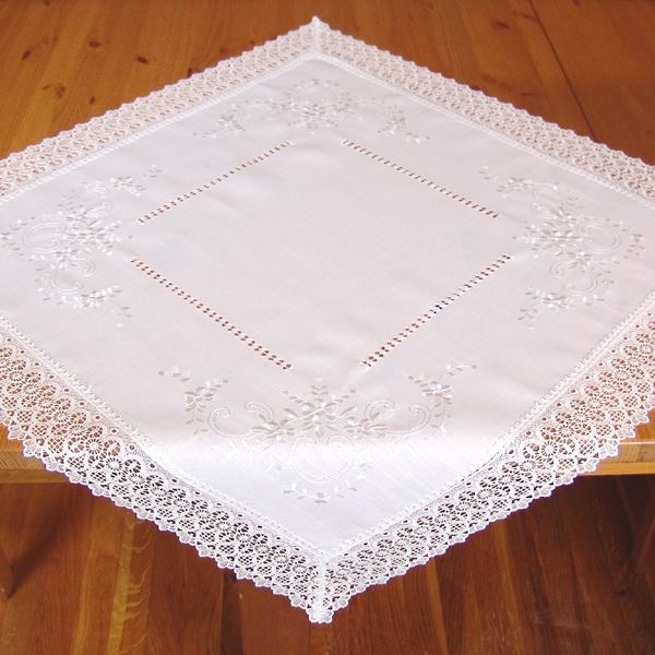 Decke 85 x 85 wollweiß Stickerei mit Hohlsaum und Spitze