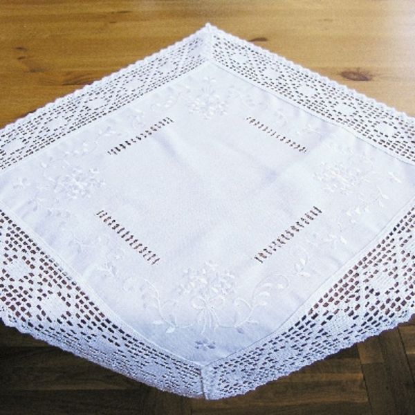 Decke 85 x 85 weiß Stickerei mit Häkelspitze