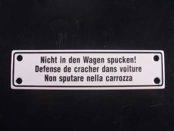 Emailleschild weiß, mit schwarzer Schrift  "Nicht in den Wagen spucken..." deutsch und französisch ca. 14 x 3,5 cm.